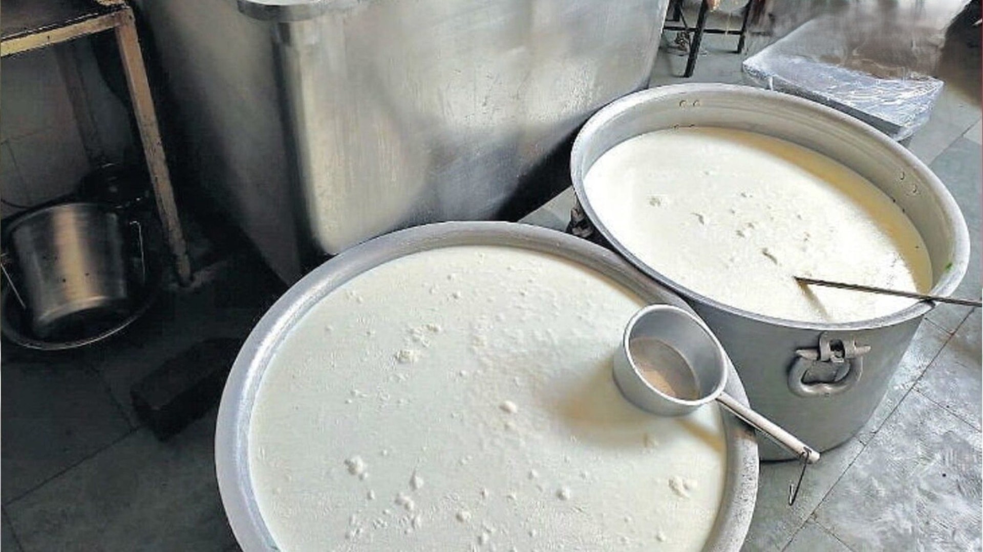 Đột kích một nhà máy lúc 9 giờ tối, công an triệt phá đường dây sản xuất sữa giả từ hóa chất, tịch thu dầu thực vật, sorbitol và máy pha trộn công nghiệp- Ảnh 1.