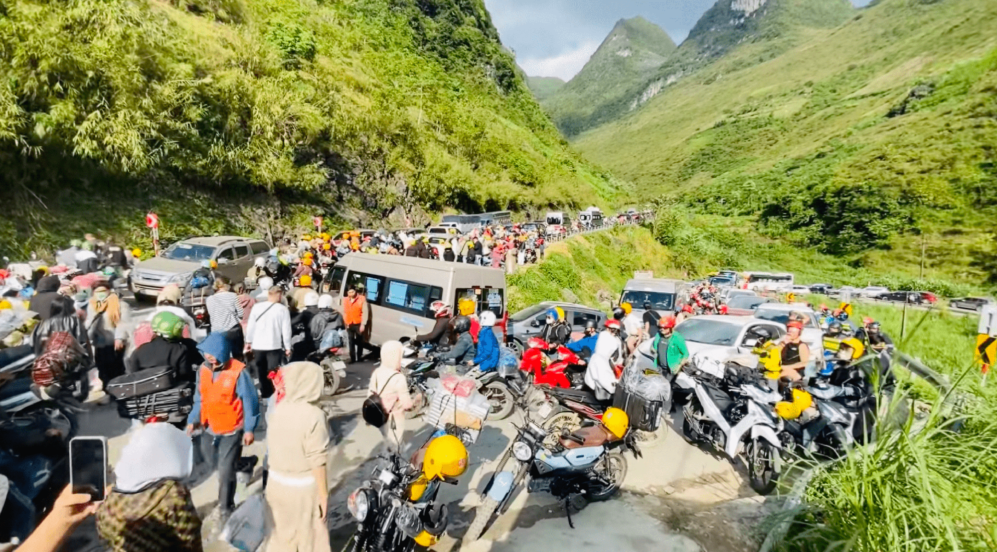 Hà Giang lúc này ken đặc khách, biển người nhích từng cm trên dốc Thẩm Mã- Ảnh 5.