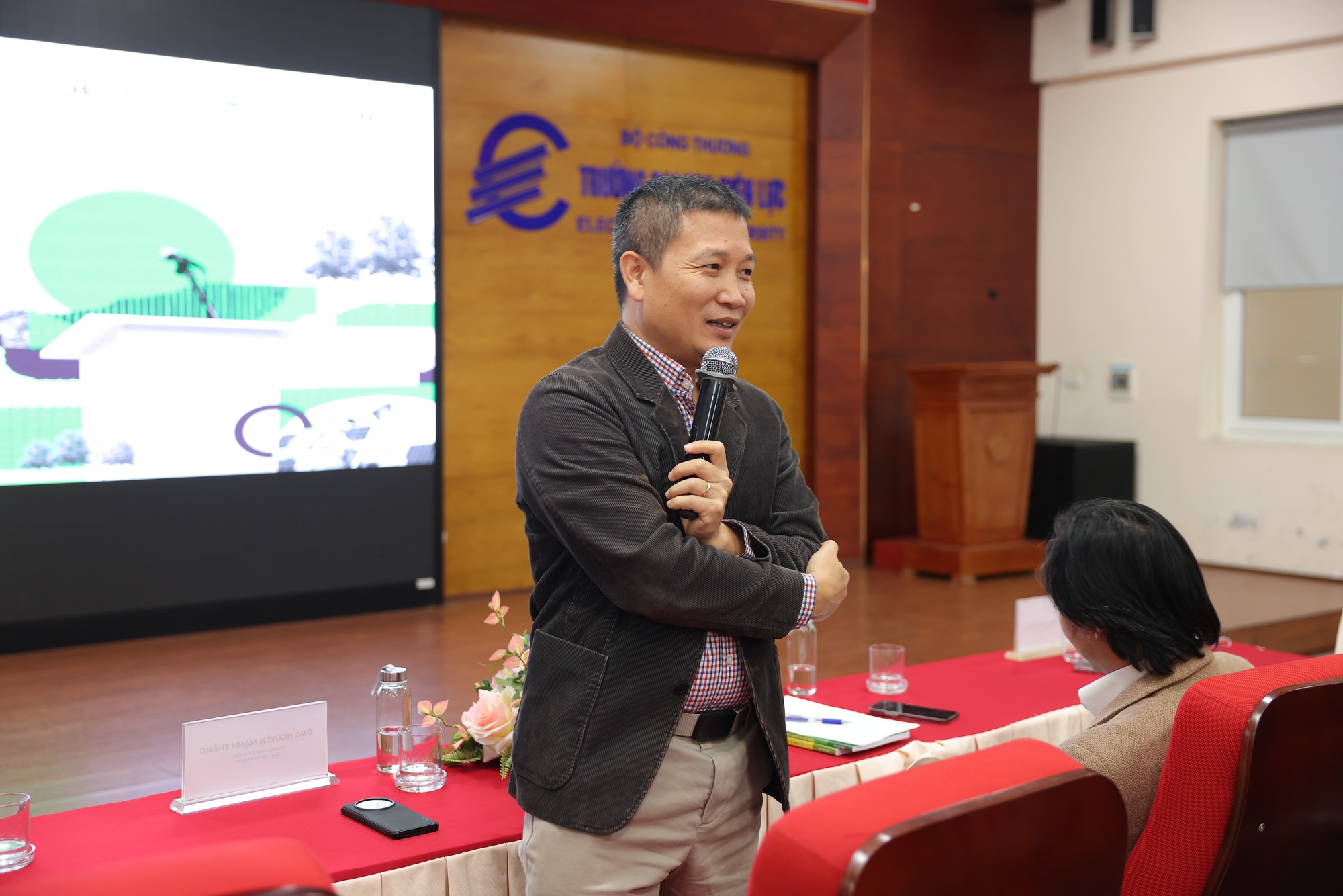 Giám khảo Green Voices điểm trường Đại học Điện lực: Cặp nam sinh chiến thắng nhờ tư duy ‘quản trị rủi ro xe điện’- Ảnh 2.