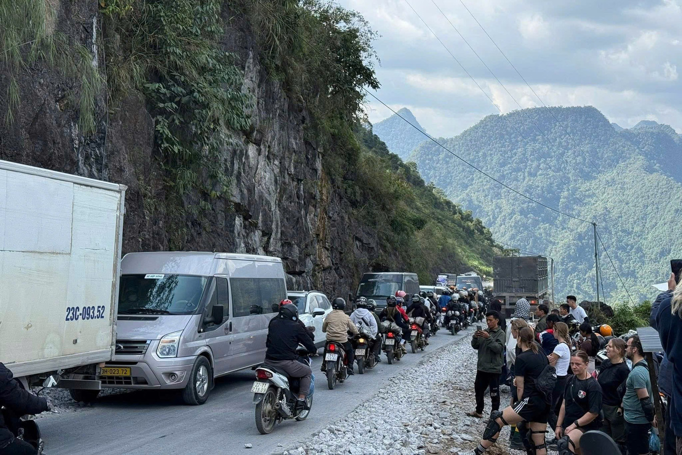 Hà Giang lúc này ken đặc khách, biển người nhích từng cm trên dốc Thẩm Mã- Ảnh 6.