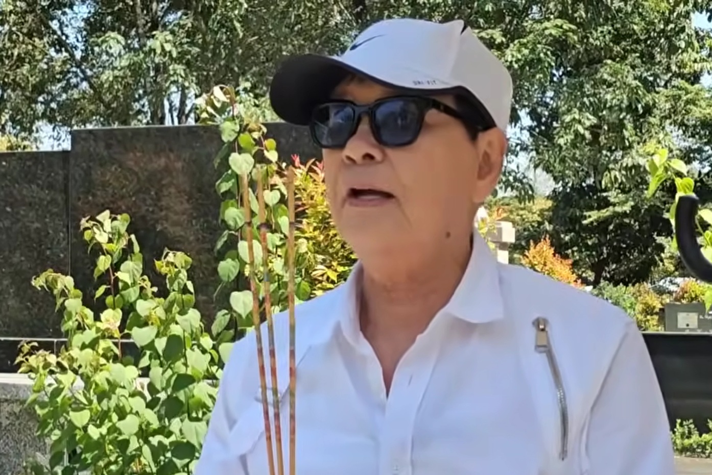 Nam NSND 80 tuổi vừa trải qua 2 cuộc phẫu thuật đã tới mộ vợ làm 1 việc- Ảnh 1.