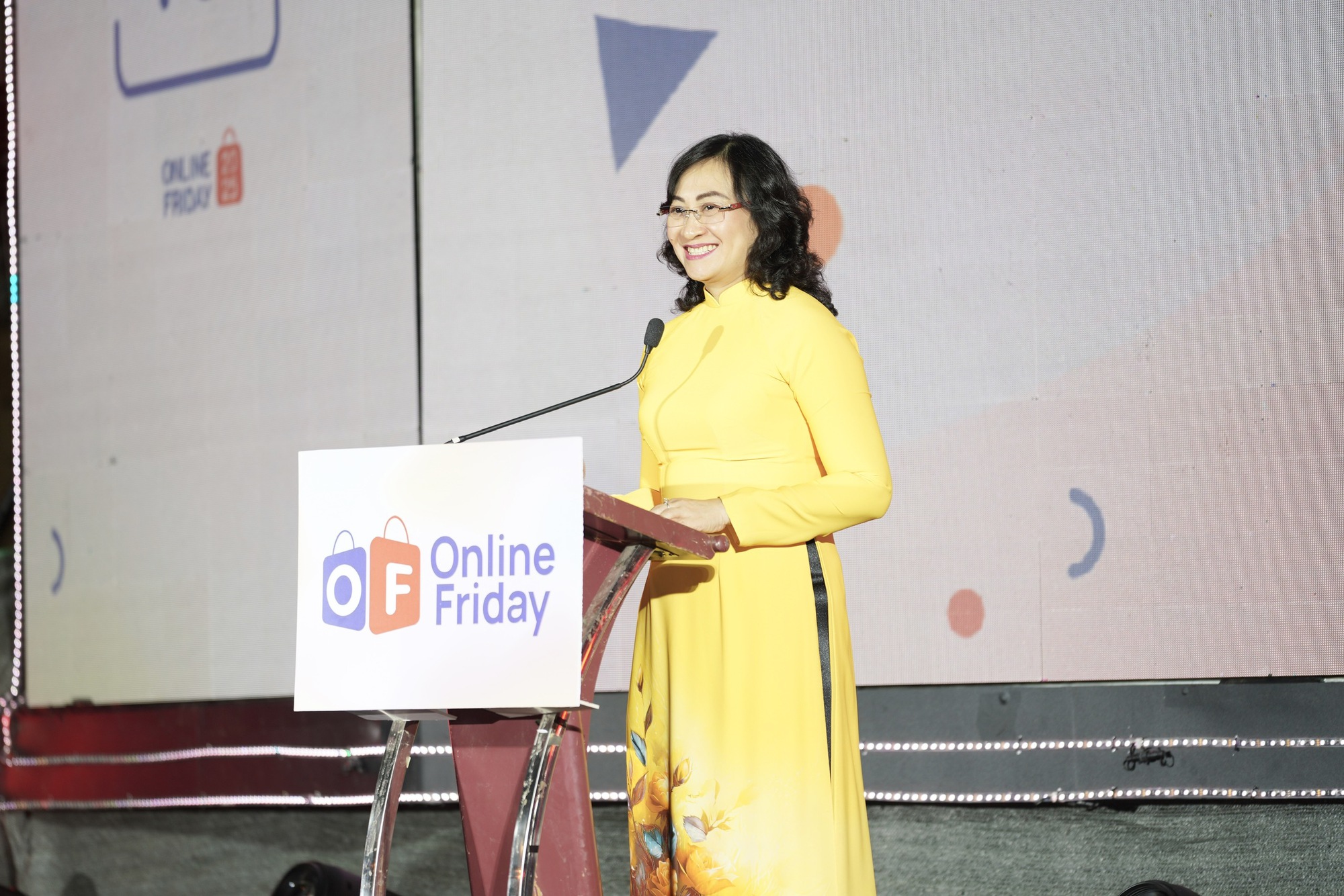 2 Cục trưởng lên sóng livestream dạy cách phân biệt hàng giả, hàng nhái- Ảnh 1.