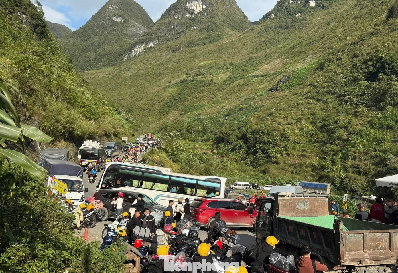 Hà Giang lúc này ken đặc khách, biển người nhích từng cm trên dốc Thẩm Mã- Ảnh 2.