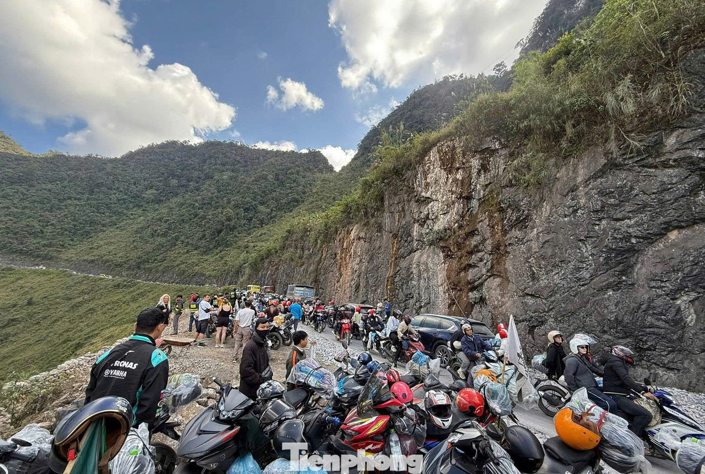 Hà Giang lúc này ken đặc khách, biển người nhích từng cm trên dốc Thẩm Mã- Ảnh 3.