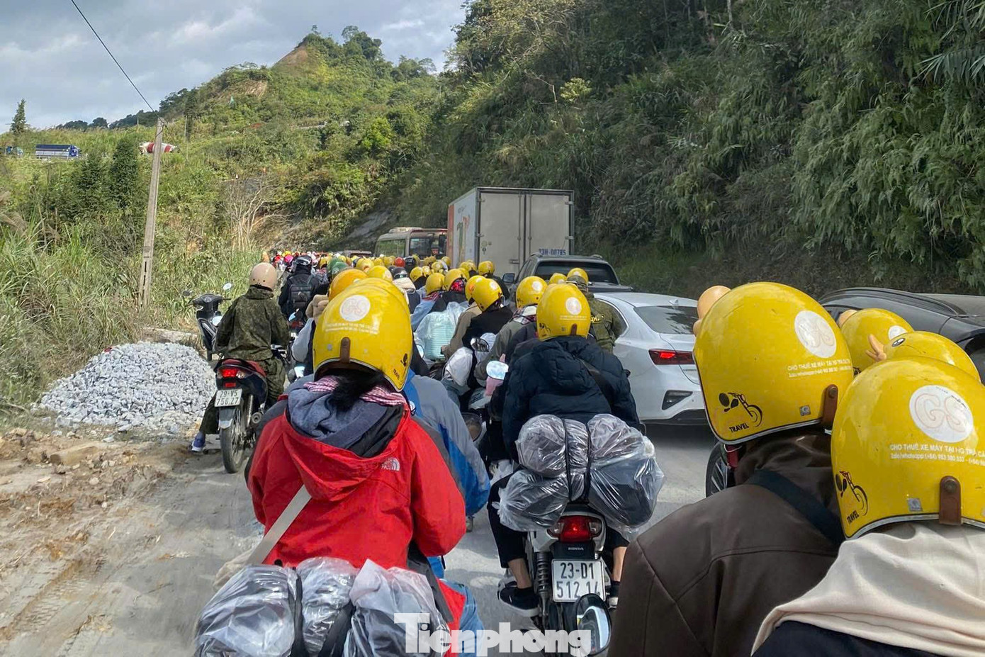 Hà Giang lúc này ken đặc khách, biển người nhích từng cm trên dốc Thẩm Mã- Ảnh 1.