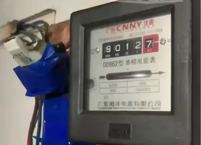 Nhà 2 người nhưng nhận hoá đơn điện hơn 148 triệu đồng/tháng, gọi thợ đến kiểm tra công tơ thì được thông báo: “Có dấu hiệu bị can thiệp”- Ảnh 1. Nhà 2 người nhưng nhận hoá đơn điện hơn 148 triệu đồng/tháng, gọi thợ đến kiểm tra công tơ thì được thông báo: “Có dấu hiệu bị can thiệp”- Ảnh 1.