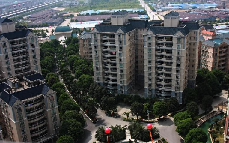 Bỏ quên căn nhà hơn 1 tỷ suốt 28 năm, người phụ nữ chết sững phát hiện có người sống bên trong, còn bị đòi bồi thường 600 triệu- Ảnh 1.