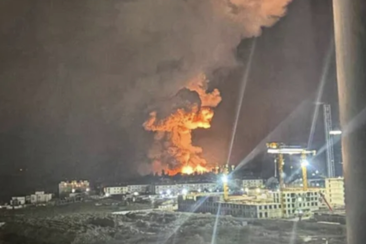 Ukraine đánh 'cảng dầu số 2 của Nga', khói trùm Novorossiysk — Moscow đáp trả bằng 430 UAV và 18 tên lửa- Ảnh 1. Ukraine đánh 'cảng dầu số 2 của Nga', khói trùm Novorossiysk — Moscow đáp trả bằng 430 UAV và 18 tên lửa- Ảnh 1.