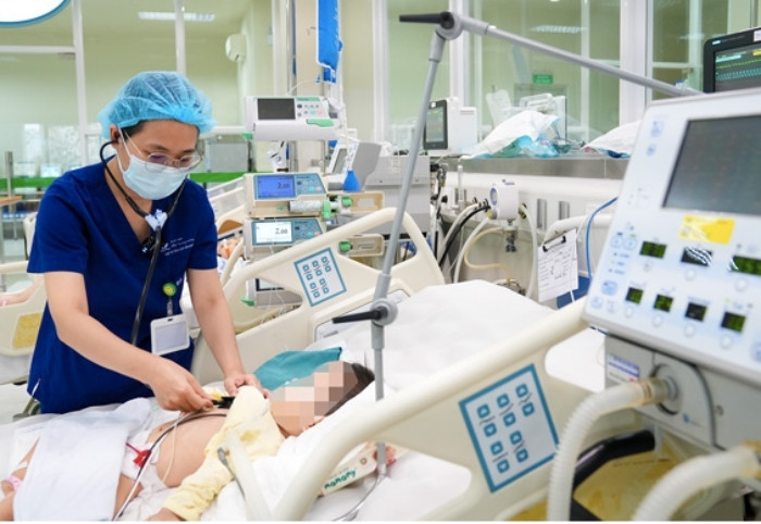 Bé 2 Tuổi Suy Hô Hấp Nặng Vì Uống Nhầm Dầu Thắp- Ảnh 1.