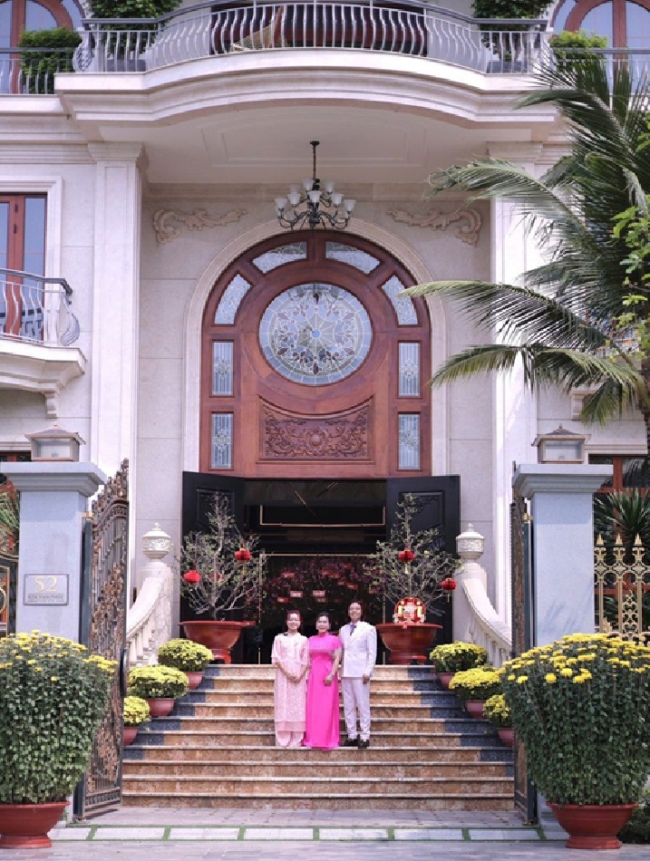 Nữ diễn viên được chồng thạc sĩ xây biệt thự 300 tỷ cho ở, thấy đàn chị không có vàng liền cho mượn- Ảnh 10.