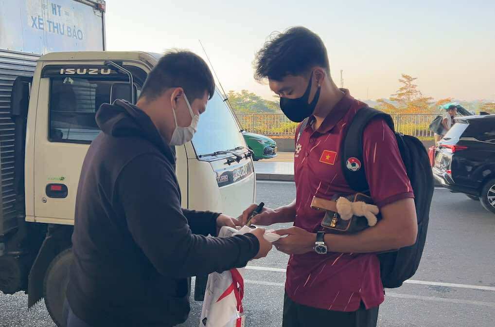 Xuân Son xuất hiện với giao diện cực ngầu, tuyển Việt Nam lên đường, sắp gieo sầu cho Malaysia?- Ảnh 4. Xuân Son xuất hiện với giao diện cực ngầu, tuyển Việt Nam lên đường, sắp gieo sầu cho Malaysia?- Ảnh 4.