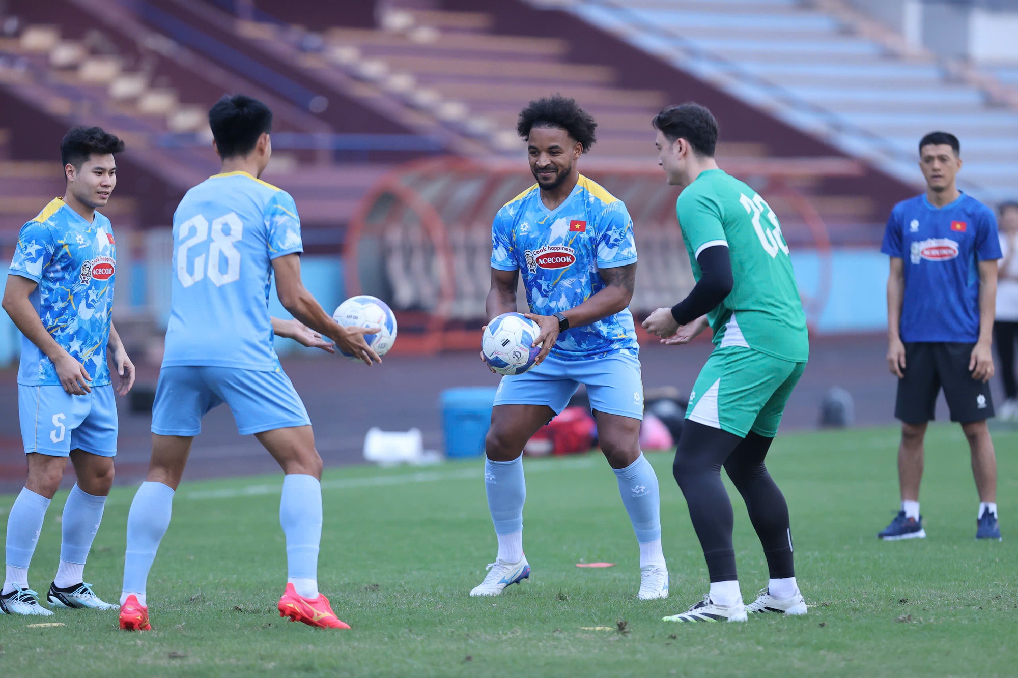 Xuân Son xuất hiện với giao diện cực ngầu, tuyển Việt Nam lên đường, sắp gieo sầu cho Malaysia?- Ảnh 9. Xuân Son xuất hiện với giao diện cực ngầu, tuyển Việt Nam lên đường, sắp gieo sầu cho Malaysia?- Ảnh 9.