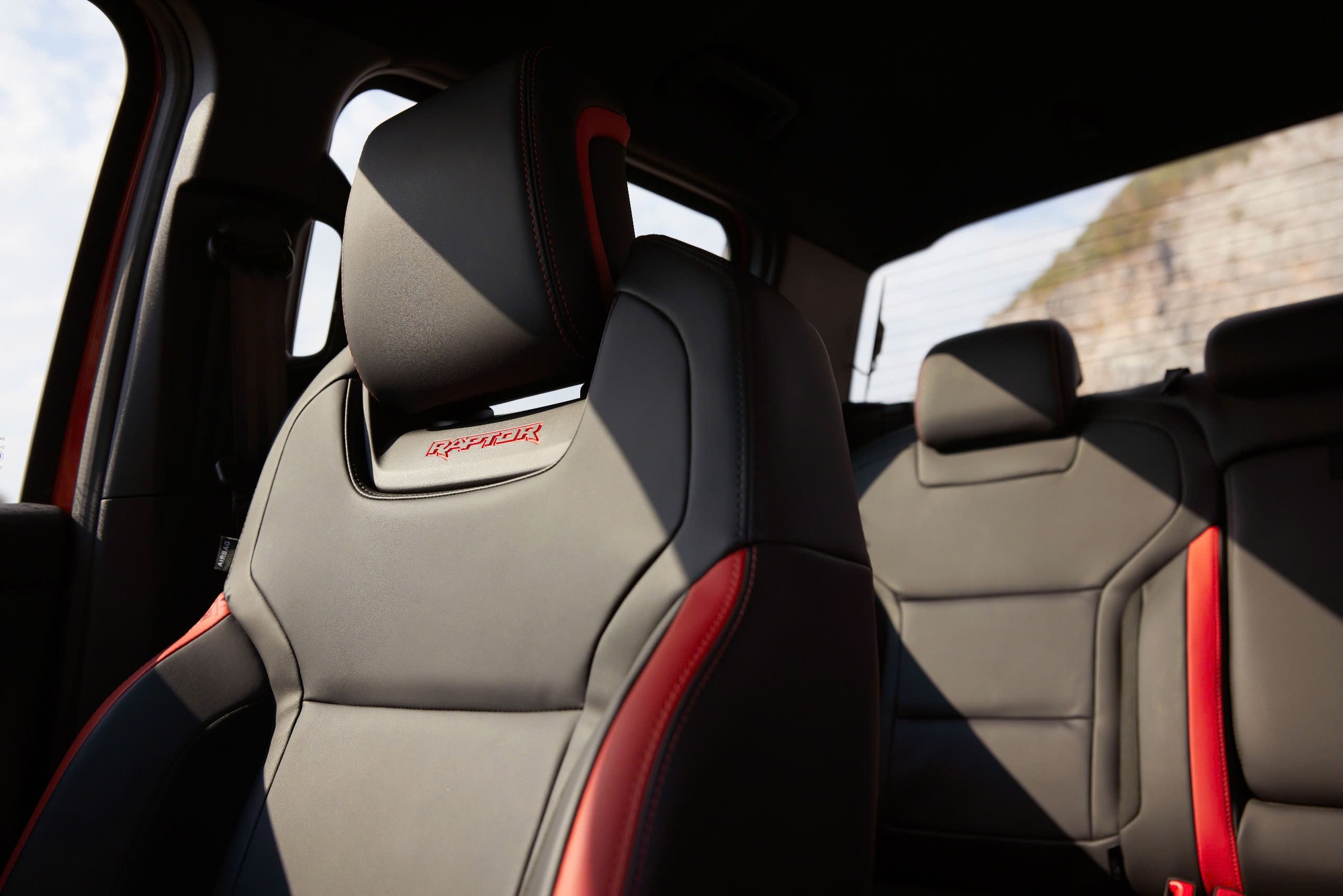 Ford Ranger có thêm bản thể thao: Ngoại hình mới, mâm chuyên địa hình, giá quy đổi tới 1,75 tỷ đồng- Ảnh 5. Ford Ranger có thêm bản thể thao: Ngoại hình mới, mâm chuyên địa hình, giá quy đổi tới 1,75 tỷ đồng- Ảnh 5.