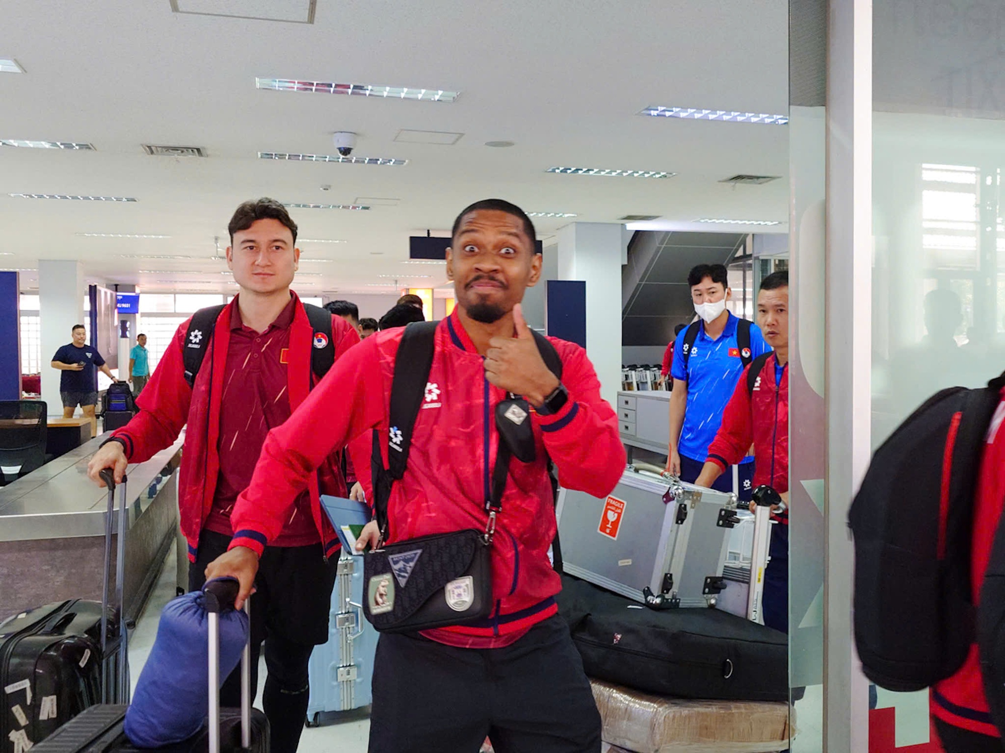 Xuân Son gây sốt với mái tóc xoăn bồng bềnh tại Lào- Ảnh 3. Xuân Son gây sốt với mái tóc xoăn bồng bềnh tại Lào- Ảnh 3.