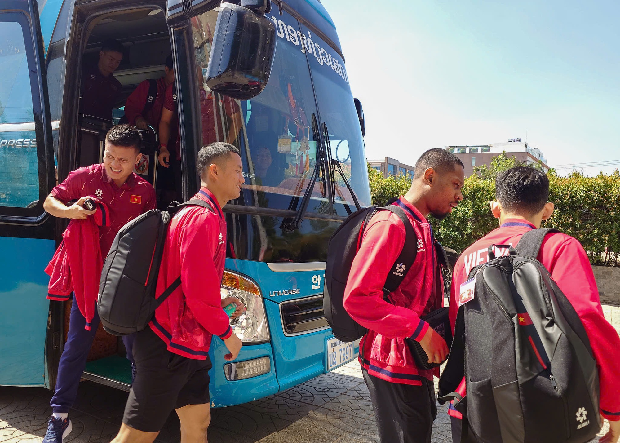 Xuân Son gây sốt với mái tóc xoăn bồng bềnh tại Lào- Ảnh 2. Xuân Son gây sốt với mái tóc xoăn bồng bềnh tại Lào- Ảnh 2.