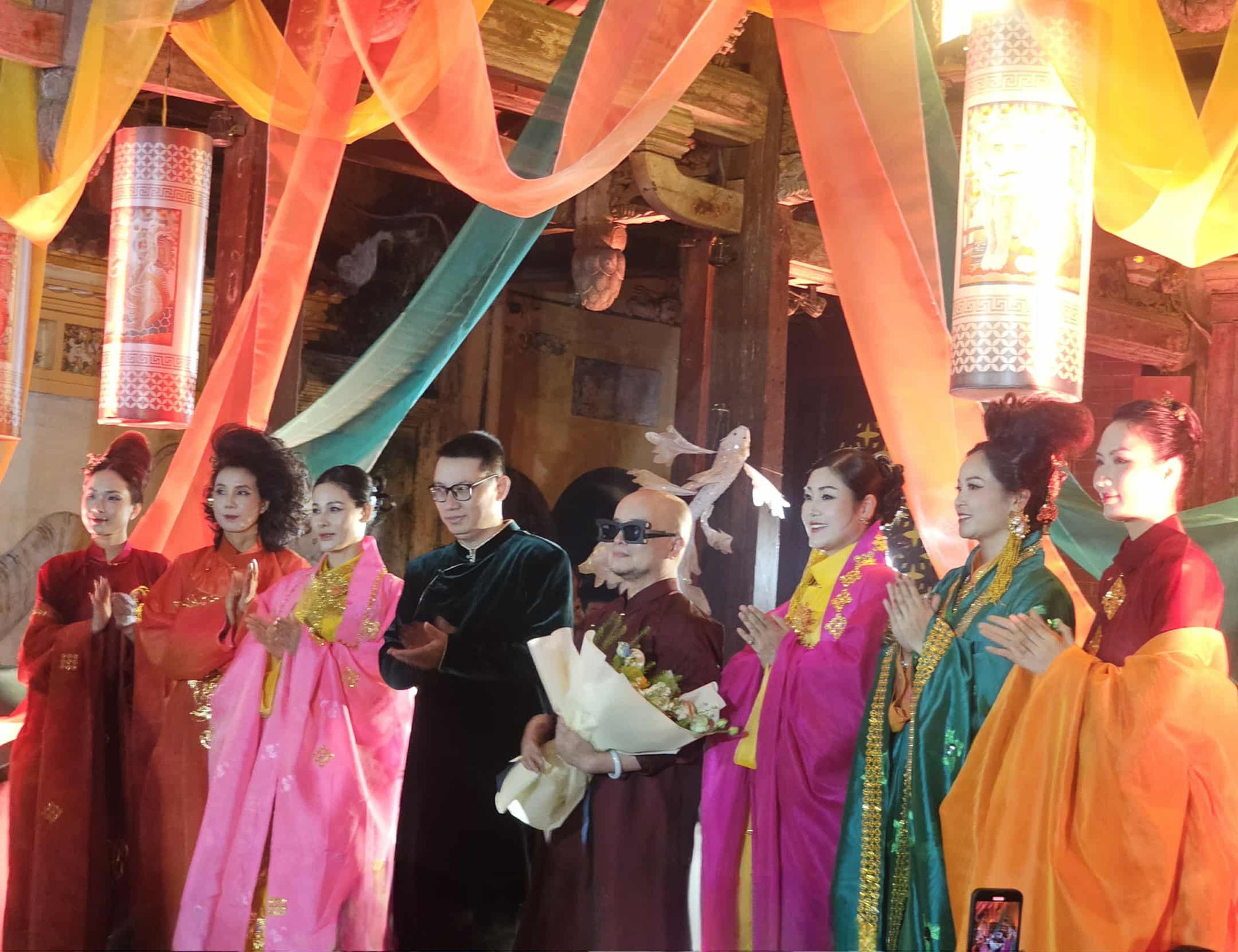 Dấu ấn 30 năm làm nghề của NTK David Minh Đức giữa phố cổ Hà Nội- Ảnh 9. Dấu ấn 30 năm làm nghề của NTK David Minh Đức giữa phố cổ Hà Nội- Ảnh 9.