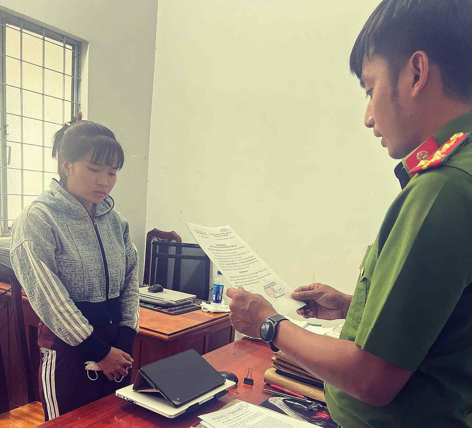 Khởi tố, cấm đi khỏi nơi cư trú với Quang Thị Hồng Đào- Ảnh 1. Khởi tố, cấm đi khỏi nơi cư trú với Quang Thị Hồng Đào- Ảnh 1.