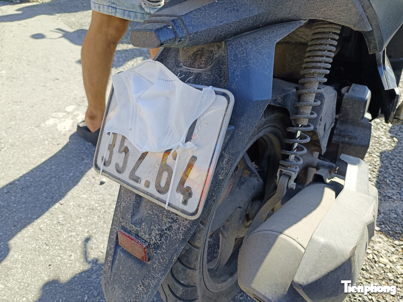 3 ngày xử lý gần 370 tài xế che dán biển số và dùng điện thoại ở Hà Nội- Ảnh 1.