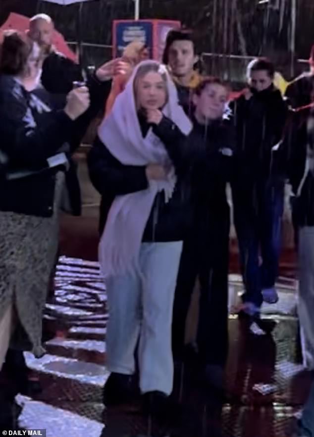 Không nhận ra tiểu thư Harper Beckham khi được anh trai đưa đi chơi, nhan sắc đời thường quá khác ảnh trên mạng- Ảnh 1. Không nhận ra tiểu thư Harper Beckham khi được anh trai đưa đi chơi, nhan sắc đời thường quá khác ảnh trên mạng- Ảnh 1.