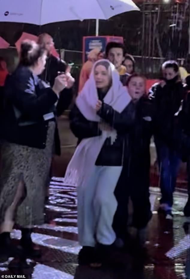 Không nhận ra tiểu thư Harper Beckham khi được anh trai đưa đi chơi, nhan sắc đời thường quá khác ảnh trên mạng- Ảnh 2. Không nhận ra tiểu thư Harper Beckham khi được anh trai đưa đi chơi, nhan sắc đời thường quá khác ảnh trên mạng- Ảnh 2.