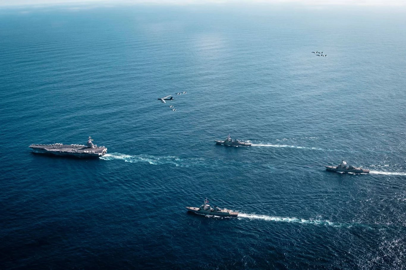 Nhóm tác chiến tàu sân bay Mỹ sẵn sàng cho các hoạt động quân sự ở Caribe- Ảnh 1.