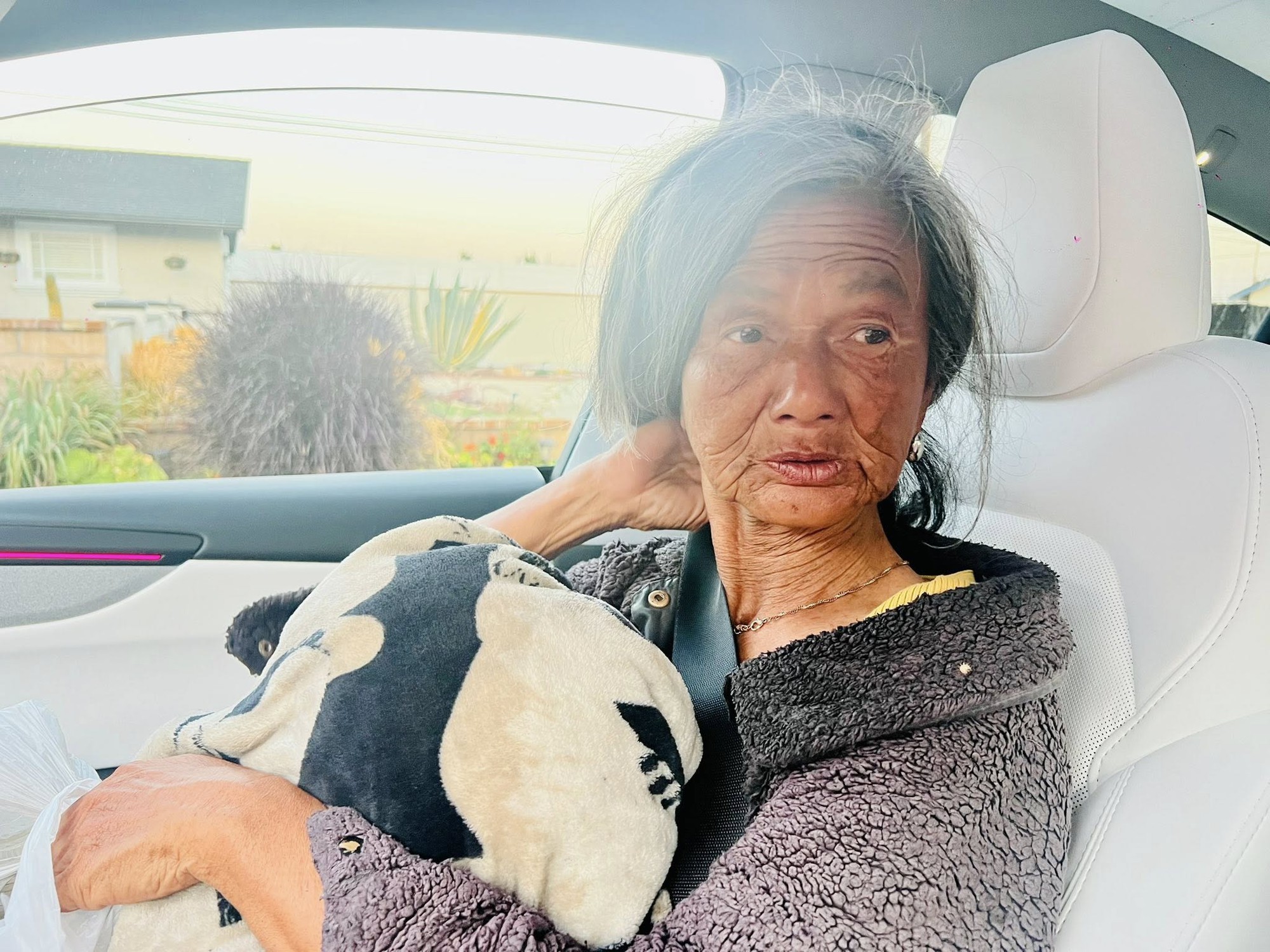 Tuổi 62 sống lang thang ngoài đường của nữ ca sĩ là mỹ nhân đình đám một thời- Ảnh 7. Tuổi 62 sống lang thang ngoài đường của nữ ca sĩ là mỹ nhân đình đám một thời- Ảnh 7.