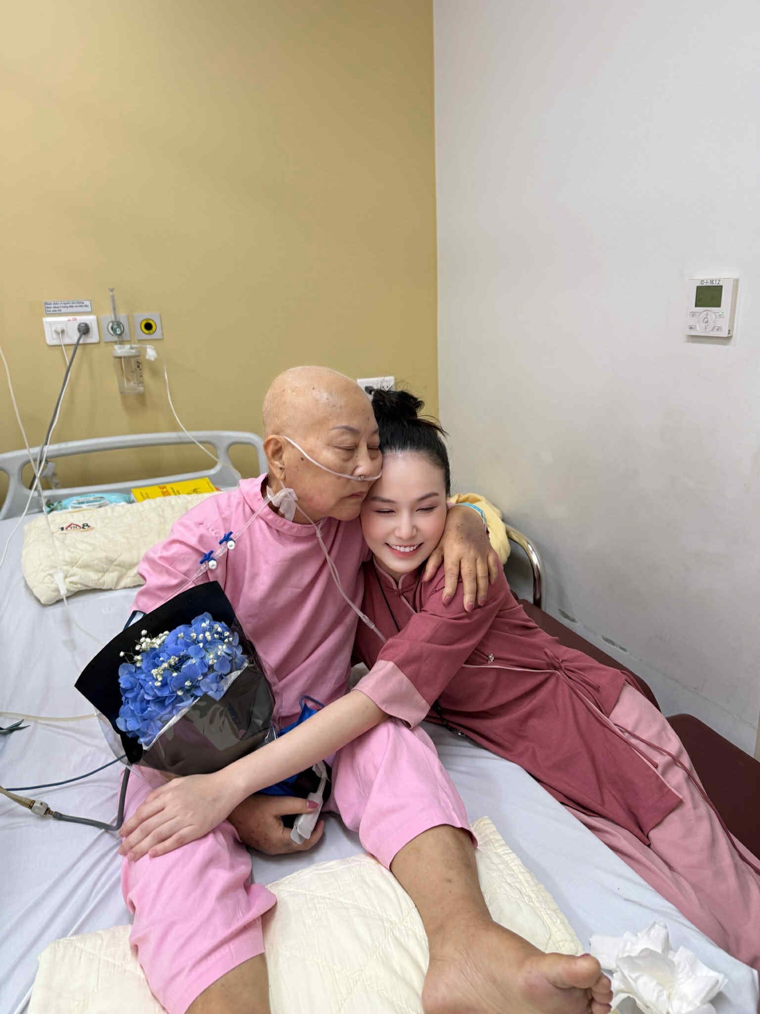 Hàng trăm sao Việt chia buồn với Tuấn Hưng- Ảnh 3. Hàng trăm sao Việt chia buồn với Tuấn Hưng- Ảnh 3.