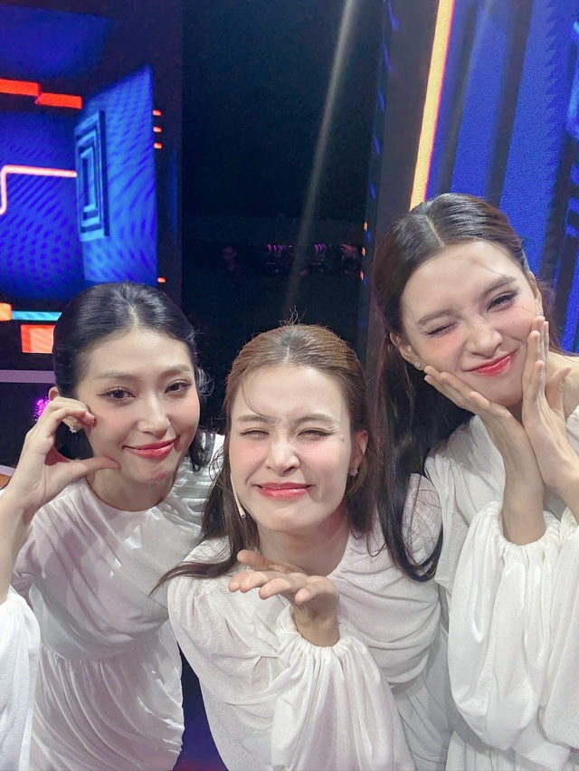 Đông Nhi nói đúng 3 chữ, hé lộ số tiền được Trấn Thành mừng cưới- Ảnh 5. Đông Nhi nói đúng 3 chữ, hé lộ số tiền được Trấn Thành mừng cưới- Ảnh 5.