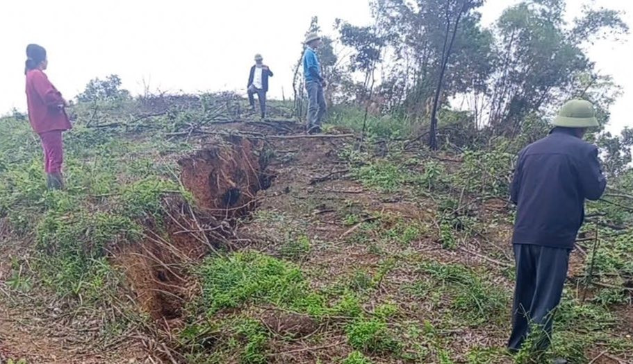 Cấm đường, sơ tán dân khi đồi xuất hiện vết nứt dài hàng trăm mét- Ảnh 2.