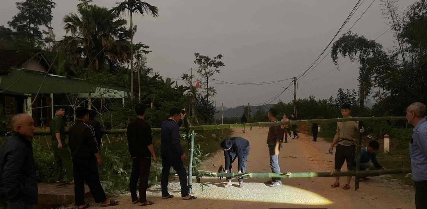 Cấm đường, sơ tán dân khi đồi xuất hiện vết nứt dài hàng trăm mét- Ảnh 3.