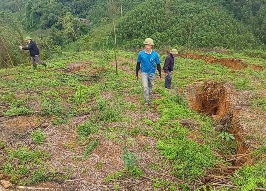 Cấm đường, sơ tán dân khi đồi xuất hiện vết nứt dài hàng trăm mét- Ảnh 1.