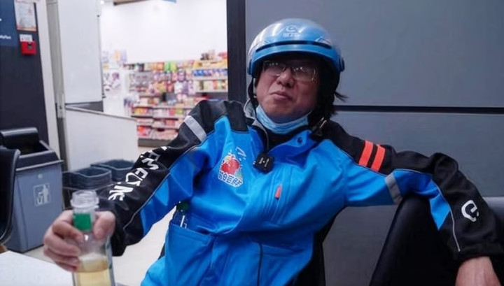 Vợ mê hàng hiệu, chồng luật sư mất trắng sự nghiệp phải đi giao đồ ăn- Ảnh 2.