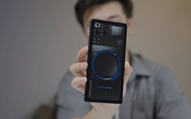 C&acirc;y b&uacute;t c&ocirc;ng nghệ: 'Cầm mẫu điện thoại n&agrave;y đi tr&ecirc;n đường, ai cũng phải ngo&aacute;i lại hỏi t&ocirc;i m&aacute;y g&igrave; đấy?'