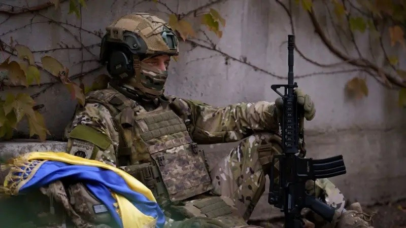 Mỗi th&aacute;ng 20 ngh&igrave;n binh sĩ Ukraine đ&agrave;o ngũ