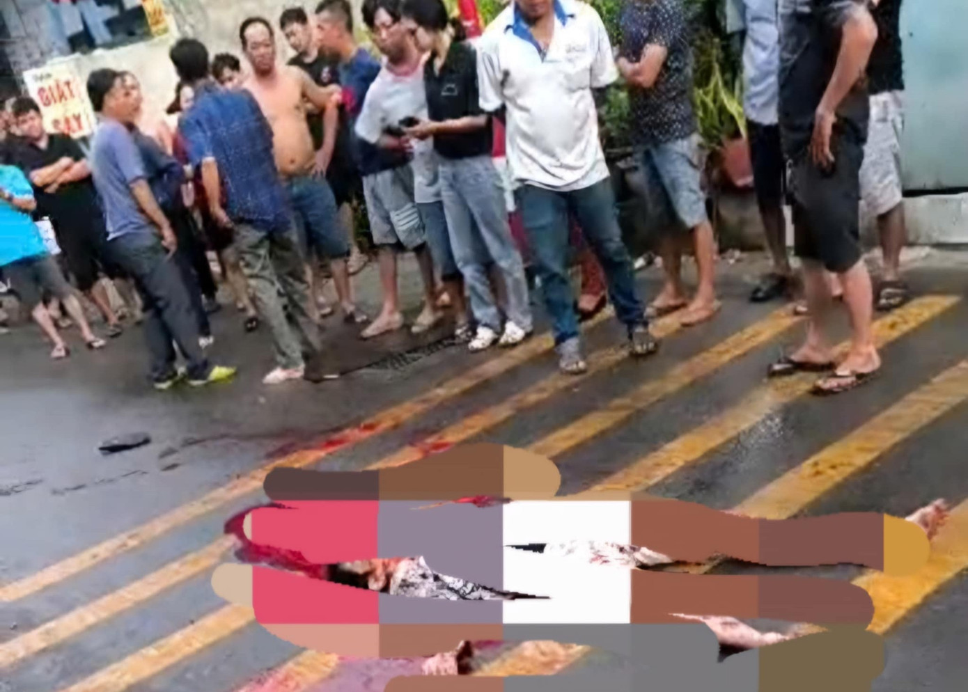 Người đàn ông tử vong giữa đường ở TPHCM nghi bị truy sát- Ảnh 1.