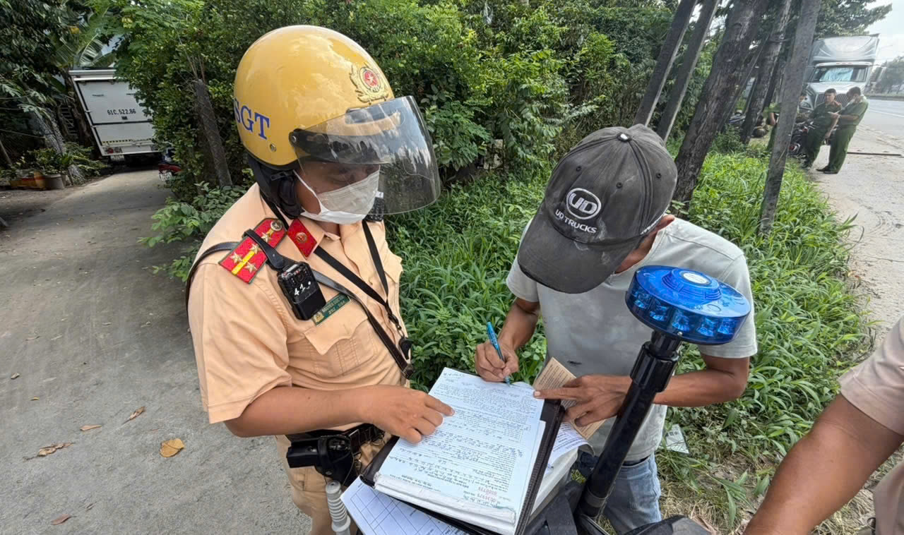 Công an TPHCM hướng dẫn cài ứng dụng xem phạt nguội dễ dàng- Ảnh 1. Công an TPHCM hướng dẫn cài ứng dụng xem phạt nguội dễ dàng- Ảnh 1.