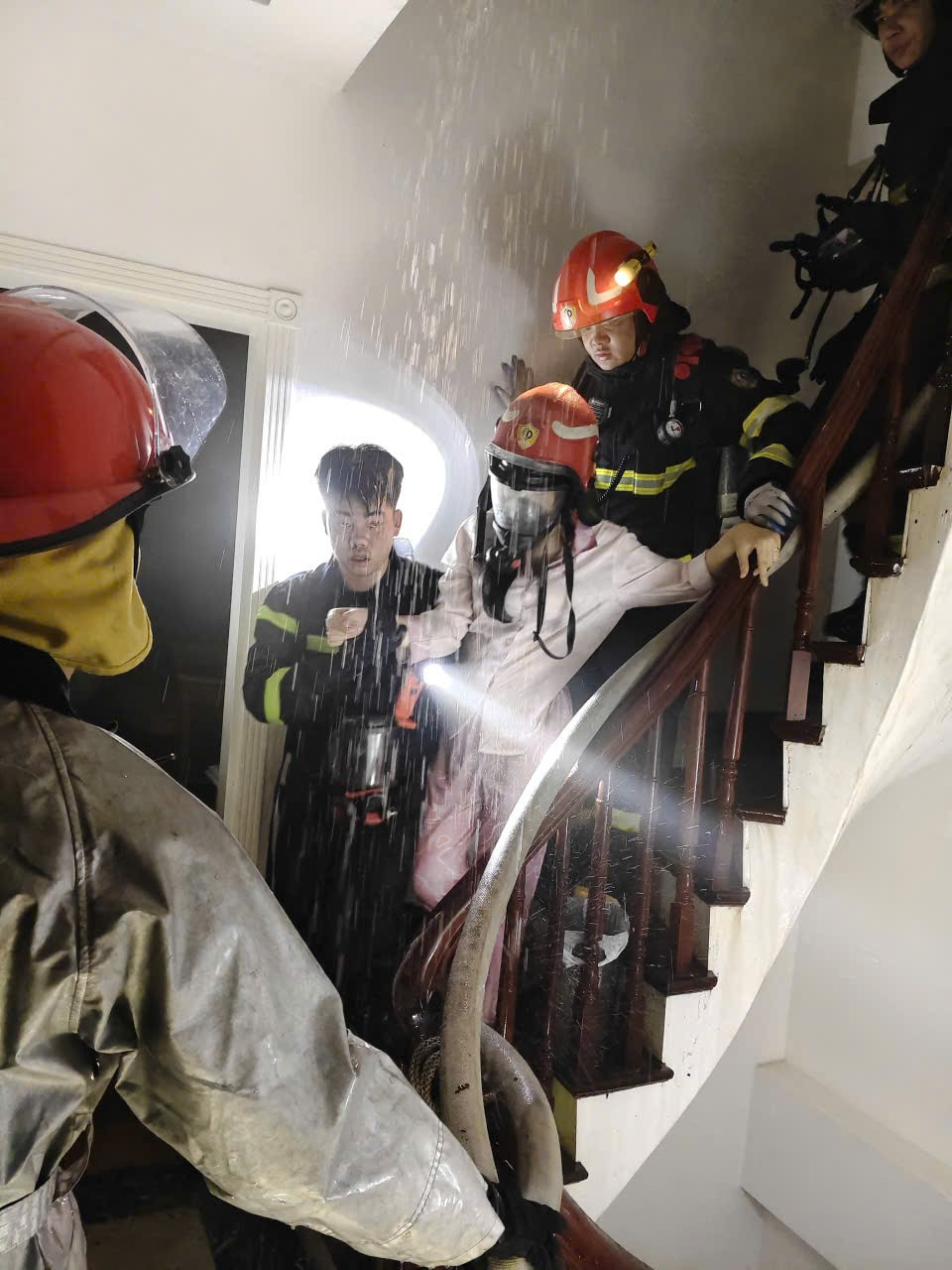 Cảnh sát giải cứu người phụ nữ mắc kẹt trong ngôi nhà 7 tầng đang cháy- Ảnh 1.