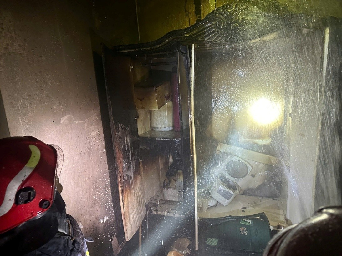 Cảnh sát giải cứu người phụ nữ mắc kẹt trong ngôi nhà 7 tầng đang cháy- Ảnh 2.