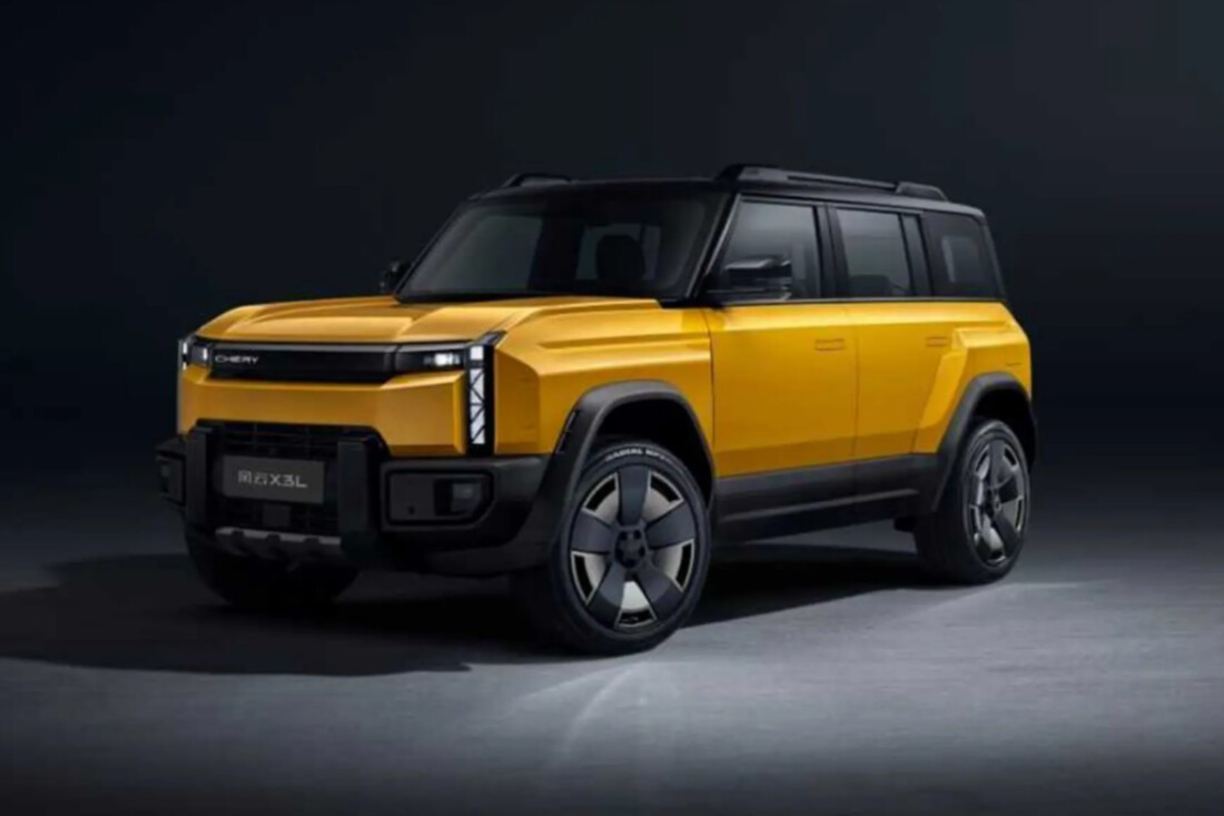 SUV Trung Quốc tụt dốc, làm vỡ lan can khi cố leo 999 bậc lên đỉnh núi- Ảnh 2.