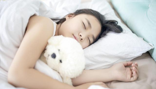 Đi ngủ lúc 10 giờ tối có sai không? Bác sĩ khuyên: Sau 60 tuổi, hãy làm 5 điều này khi ngủ để ngủ ngon, sống thọ- Ảnh 4.