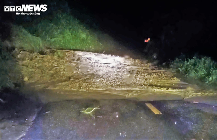 Đèo Khánh Sơn sạt lở, nhiều hộ dân ở Khánh Hòa bị cô lập- Ảnh 1.