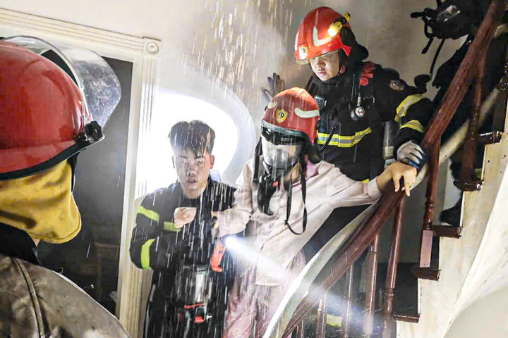 Ngôi nhà 7 tầng cháy ở Hà Nội, cảnh sát kịp thời giải cứu một phụ nữ mắc kẹt- Ảnh 2.