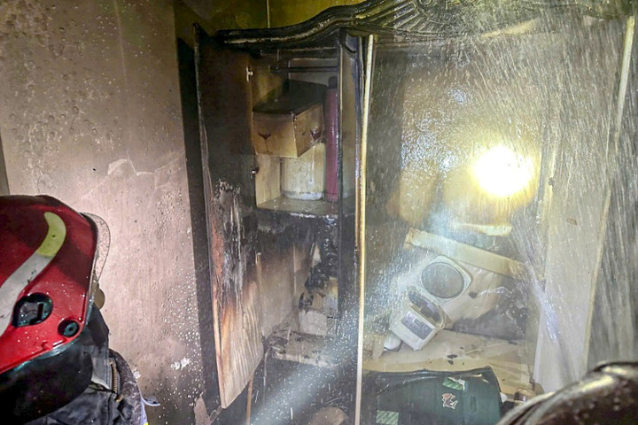 Ngôi nhà 7 tầng cháy ở Hà Nội, cảnh sát kịp thời giải cứu một phụ nữ mắc kẹt- Ảnh 1.