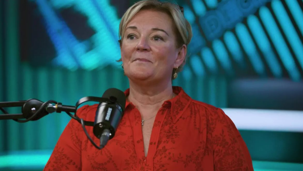 11 tuổi làm 'trụ cột' gia đình, ﻿bán hàng rong lẫn rửa bát thuê kiếm sống, người phụ nữ 'không chịu thua số phận' trở thành triệu phú nước hoa nức tiếng- Ảnh 1.