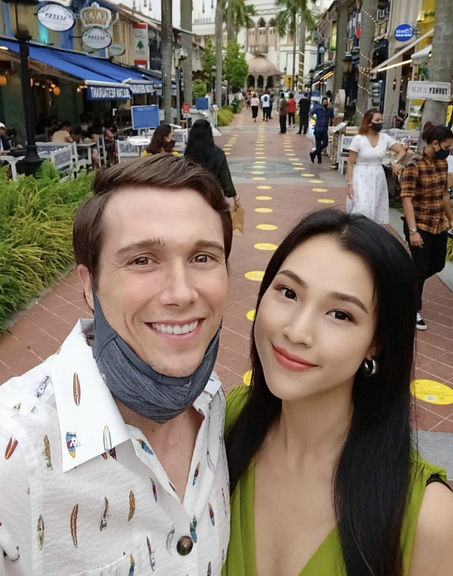 Chồng cũ MC Hoàng Oanh quỳ gối cầu hôn bạn gái mới sau 3 năm ly hôn - Ảnh 8. Chồng cũ MC Hoàng Oanh quỳ gối cầu hôn bạn gái mới sau 3 năm ly hôn - Ảnh 8.