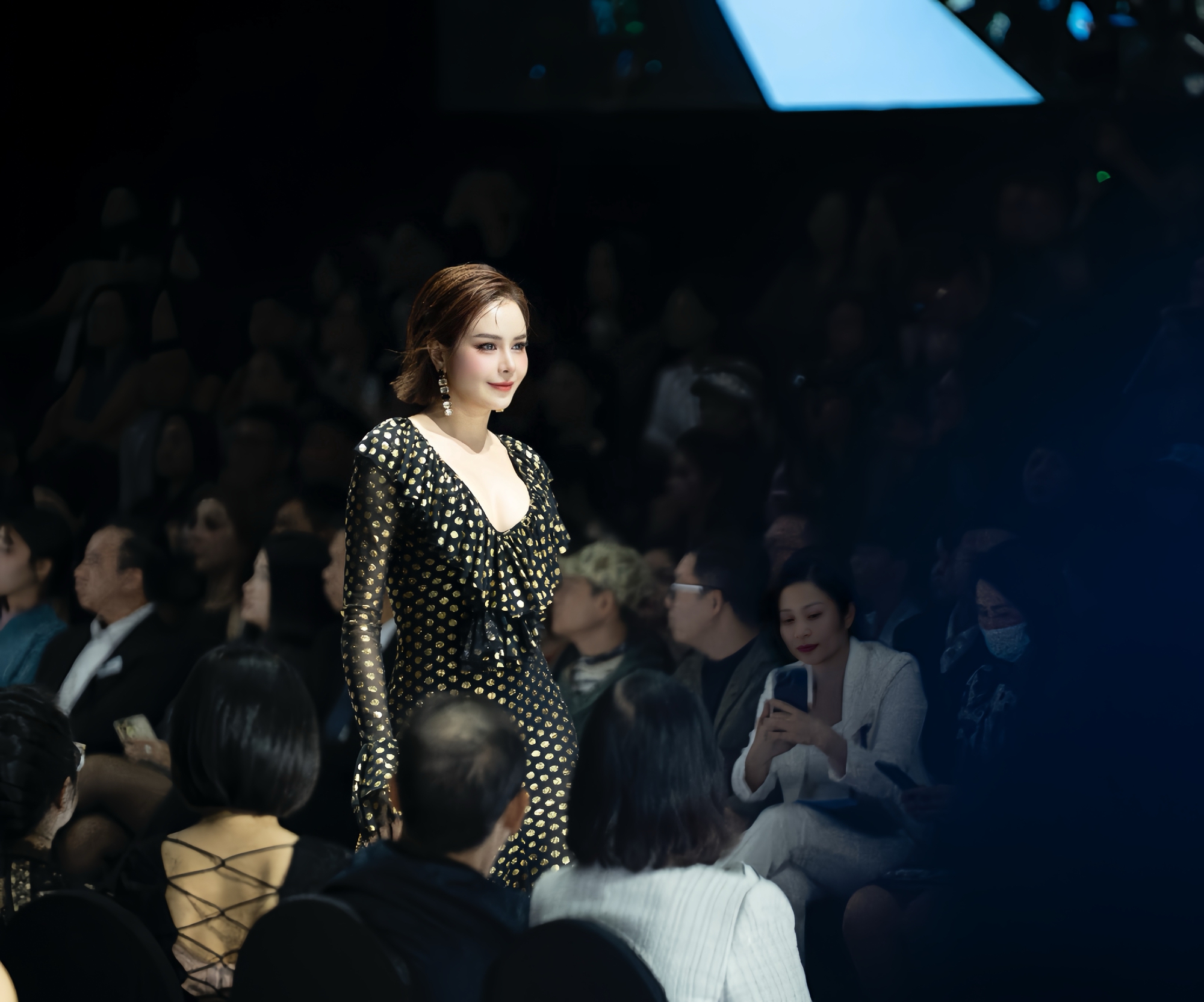 Sella Trương dẫn đầu màn kết show của Adrian Anh Tuấn đầy lôi cuốn và khí chất- Ảnh 2. Sella Trương dẫn đầu màn kết show của Adrian Anh Tuấn đầy lôi cuốn và khí chất- Ảnh 2.