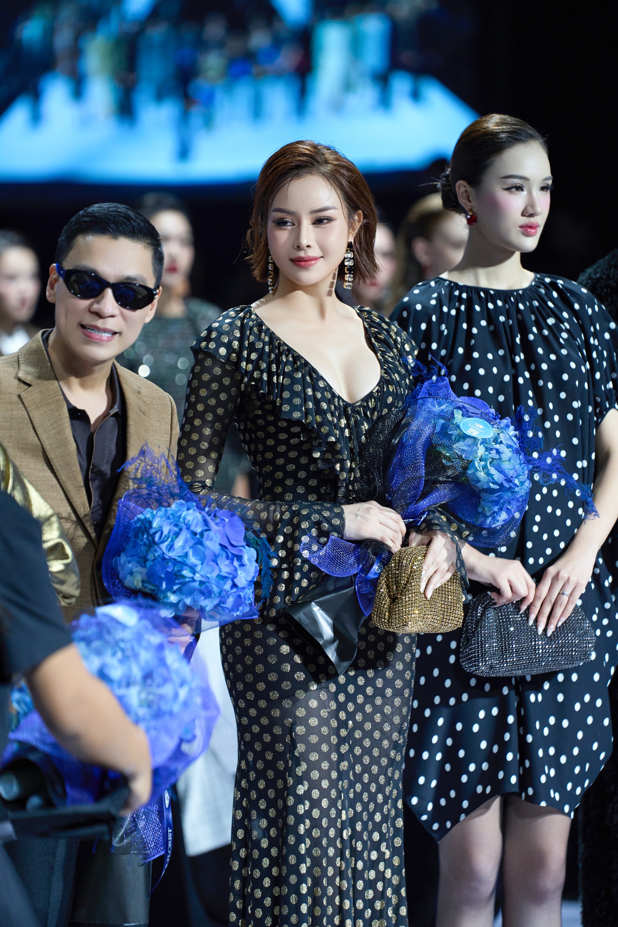 Sella Trương dẫn đầu màn kết show của Adrian Anh Tuấn đầy lôi cuốn và khí chất- Ảnh 7. Sella Trương dẫn đầu màn kết show của Adrian Anh Tuấn đầy lôi cuốn và khí chất- Ảnh 7.