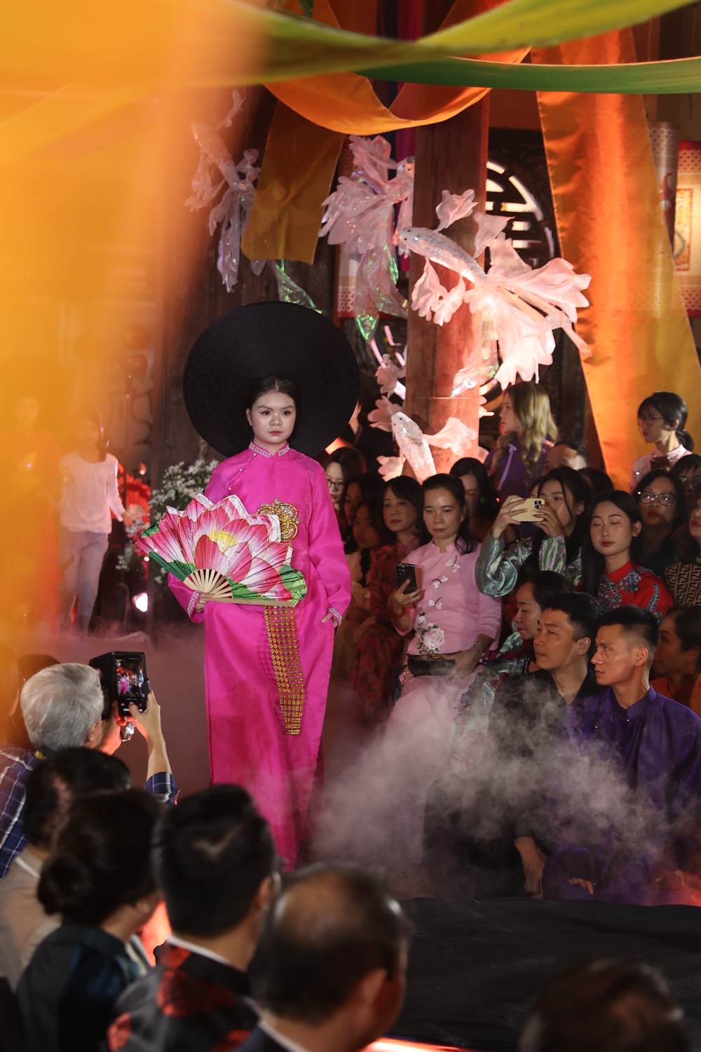 Dấu ấn 30 năm làm nghề của NTK David Minh Đức giữa phố cổ Hà Nội- Ảnh 4. Dấu ấn 30 năm làm nghề của NTK David Minh Đức giữa phố cổ Hà Nội- Ảnh 4.