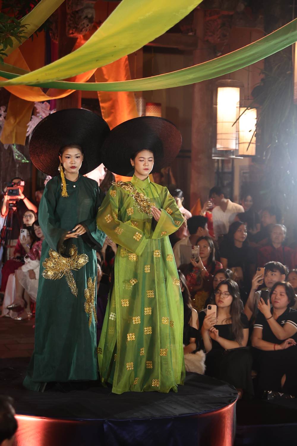 Dấu ấn 30 năm làm nghề của NTK David Minh Đức giữa phố cổ Hà Nội- Ảnh 2. Dấu ấn 30 năm làm nghề của NTK David Minh Đức giữa phố cổ Hà Nội- Ảnh 2.