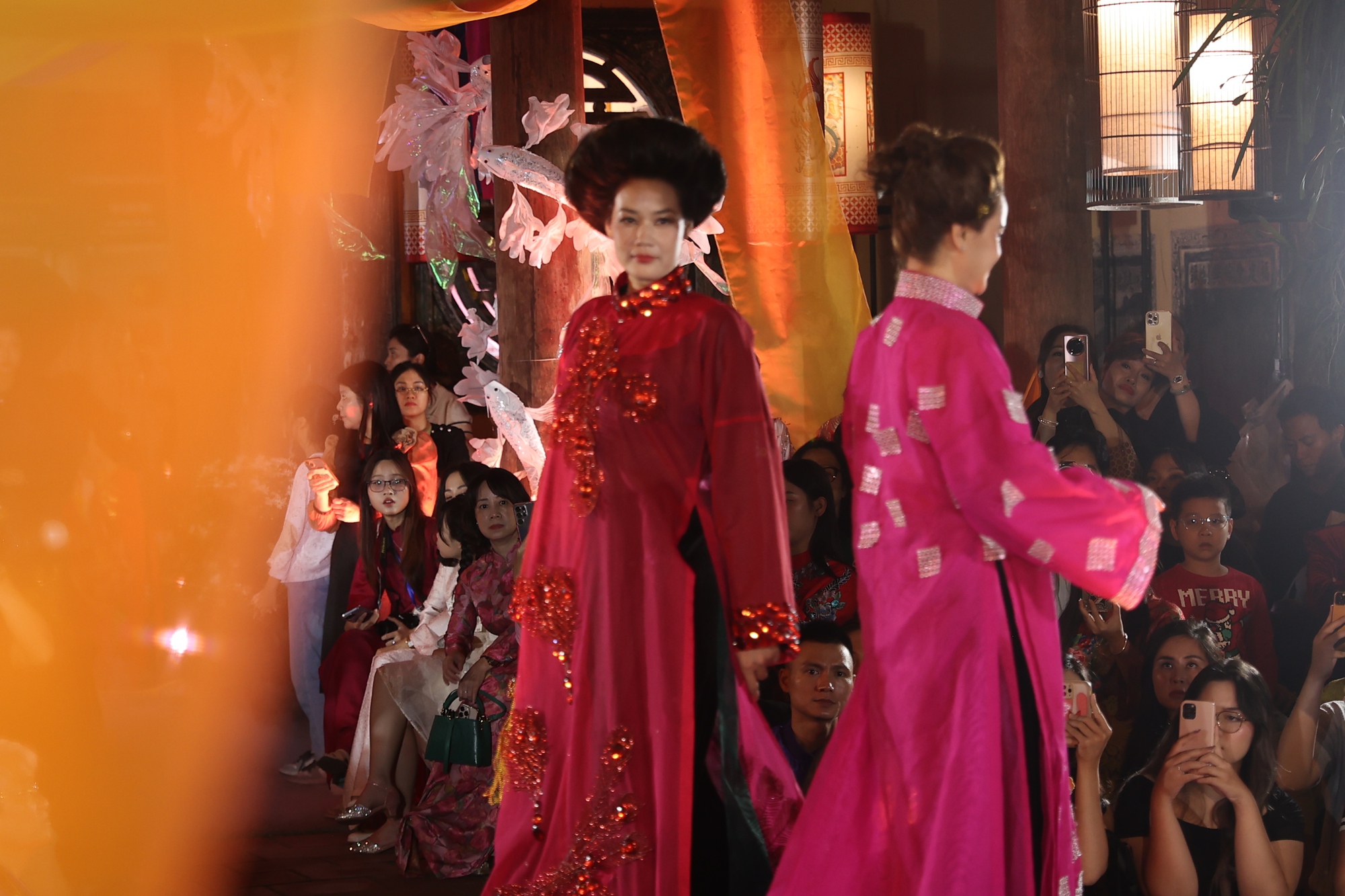 Dấu ấn 30 năm làm nghề của NTK David Minh Đức giữa phố cổ Hà Nội- Ảnh 5. Dấu ấn 30 năm làm nghề của NTK David Minh Đức giữa phố cổ Hà Nội- Ảnh 5.